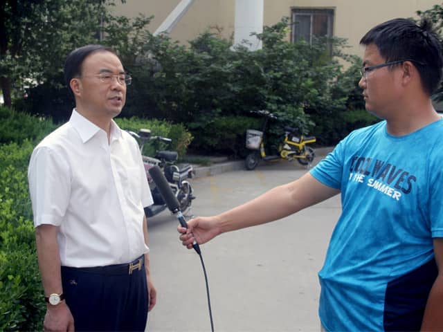 山東天意機(jī)械董事長劉洪彬作為基層共產(chǎn)黨員，今天接受了當(dāng)?shù)赜浾叩牟稍L