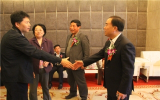 國家發(fā)展改革委資源節(jié)約與環(huán)境保護司牛波處長（和劉總握手）、全國墻材革新工作委員會會長滕軍力（女士）