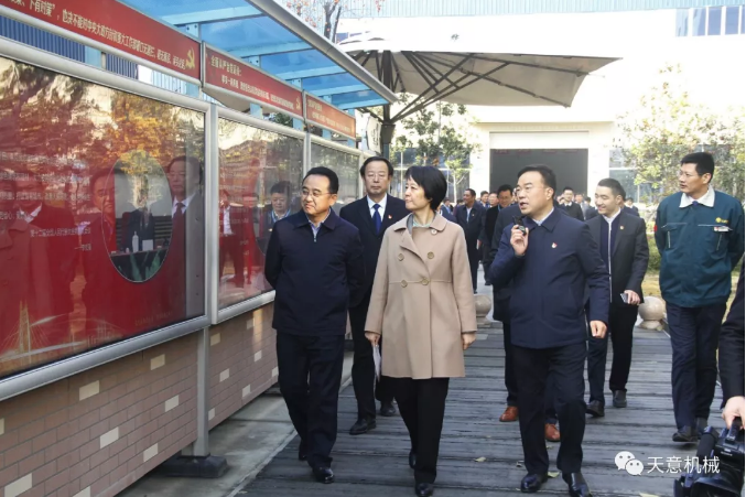 濟(jì)寧市委常委、組織部部長(zhǎng)孔凡萍帶領(lǐng)全市“兩新”組織黨建工作現(xiàn)場(chǎng)觀摩團(tuán)蒞臨天意機(jī)械調(diào)研指導(dǎo)