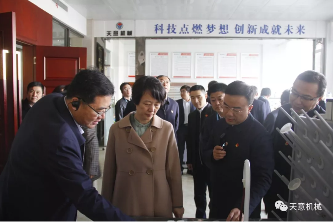 濟(jì)寧市委常委、組織部部長(zhǎng)孔凡萍帶領(lǐng)全市“兩新”組織黨建工作現(xiàn)場(chǎng)觀摩團(tuán)蒞臨天意機(jī)械調(diào)研指導(dǎo)
